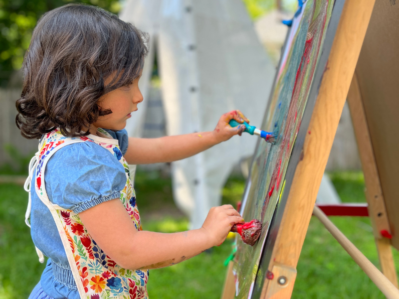 easel outside featured